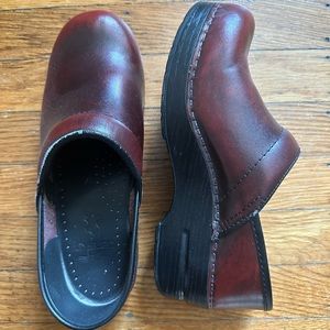 Dansko Professional maroon brown burgundy Clogs 37